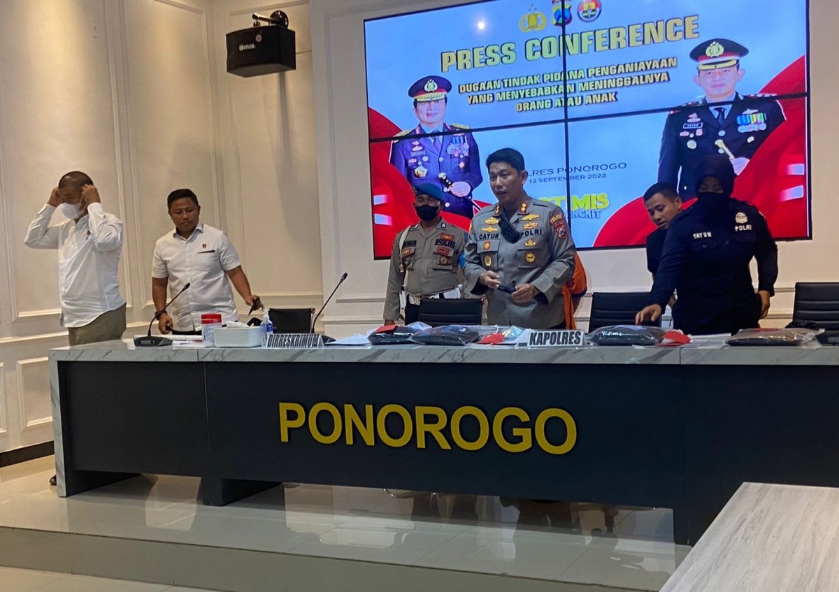 Kapolres Ponorogo AKBP Catur Cahyono Wibowo, saat memberikan keterangan resmi pada awak media. (Foto: Mita Kusuma/jatimnow.com)