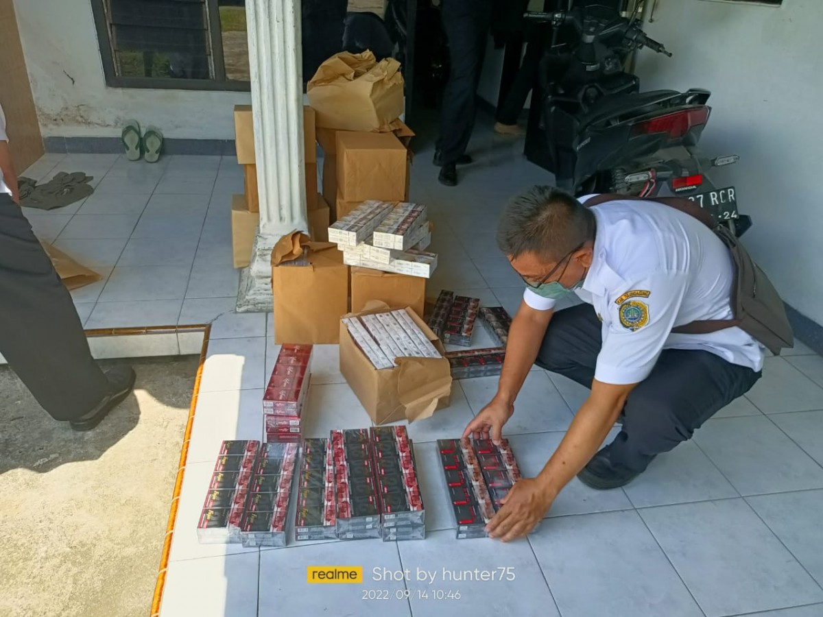 Petugas saat merazia rokok ilegal di Tulungagung.(Foto: Bea Cukai Blitar for jatimnow.com)