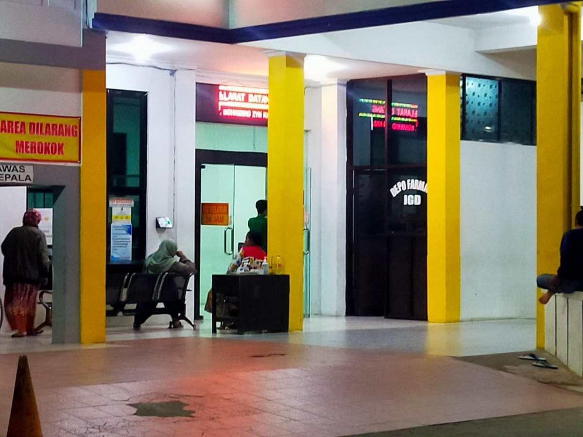 Suasana RSUD dr. Moh. Zyn Sampang saat jenazah korban pembacokan sebelum dipulangkan, Senin (12/09/2022) malam.(Foto: Fathor Rahman)