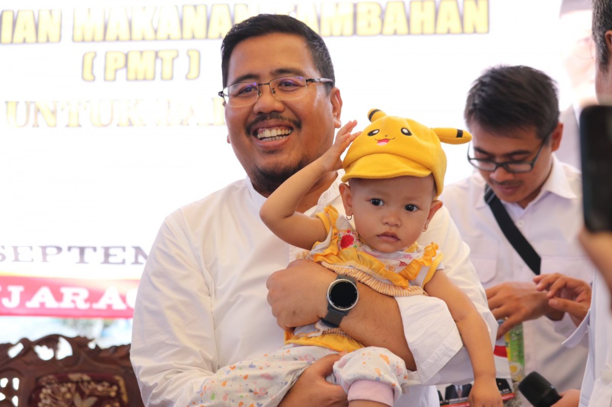 Anwar Sadad bersama salah satu Balita di Mojokerto (Foto: Fad/jatimnow.com)