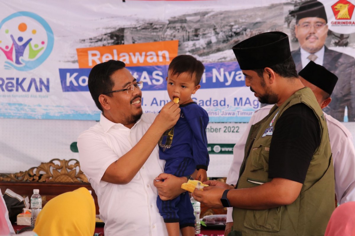 Ketua Gerindra Jatim Anwar Sadad saat menyuapi salah satu Balita di Desa Genengwaru, Pasuruan (Foto: Fad for jatimnow.com)