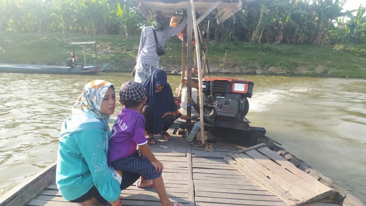 Angkutan sampan di Sungai Bengawan Solo Lamongan.(Foto: Adyad Ammy Iffansah/jatimnow.com)