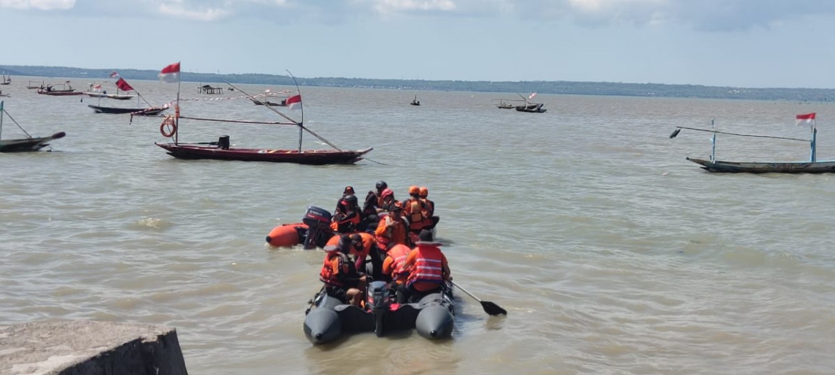 Tim pencarian nelayan asal Surabaya yang dilaporkan hilang di Selat Madura. (Foto: BPBD Surabaya/jatimnow.com)