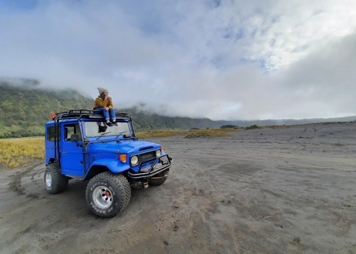 Wisatawan menikmati spot lautan pasir di Gunung Bromo (Foto: Dok. Ni'am Kurniawan/jatimnow.com)