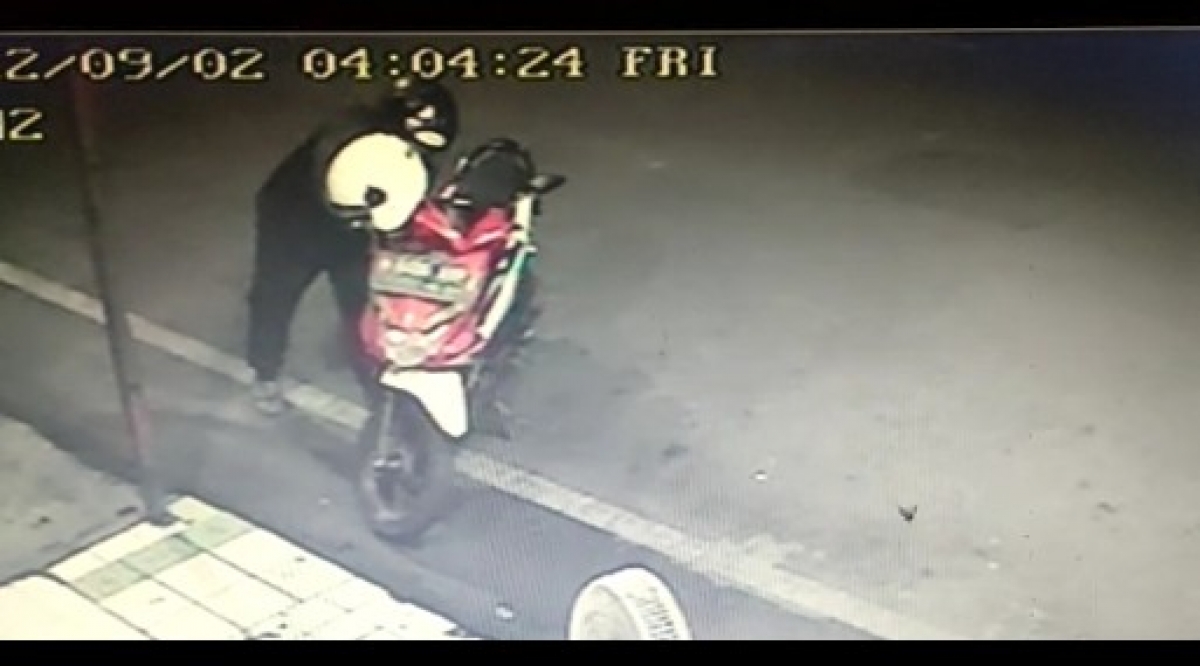 Pencuri motor beraksi di warung sate milik Ketua Partai Perindo Kota Malang (Foto: Tangkapan layar video CCTV)