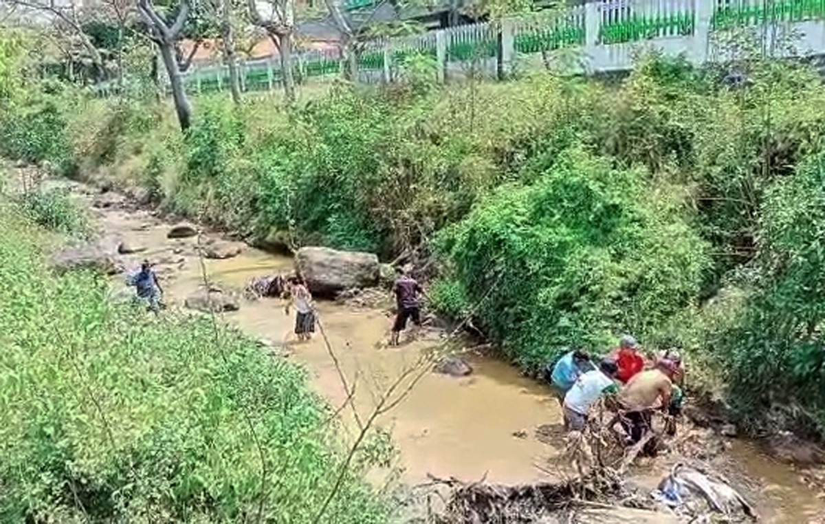 Warga mengevakuasi sejoli asal Probolinggo yang tercebur sungai di Pasuruan (Foto: Tangkapan layar video kiriman warga)