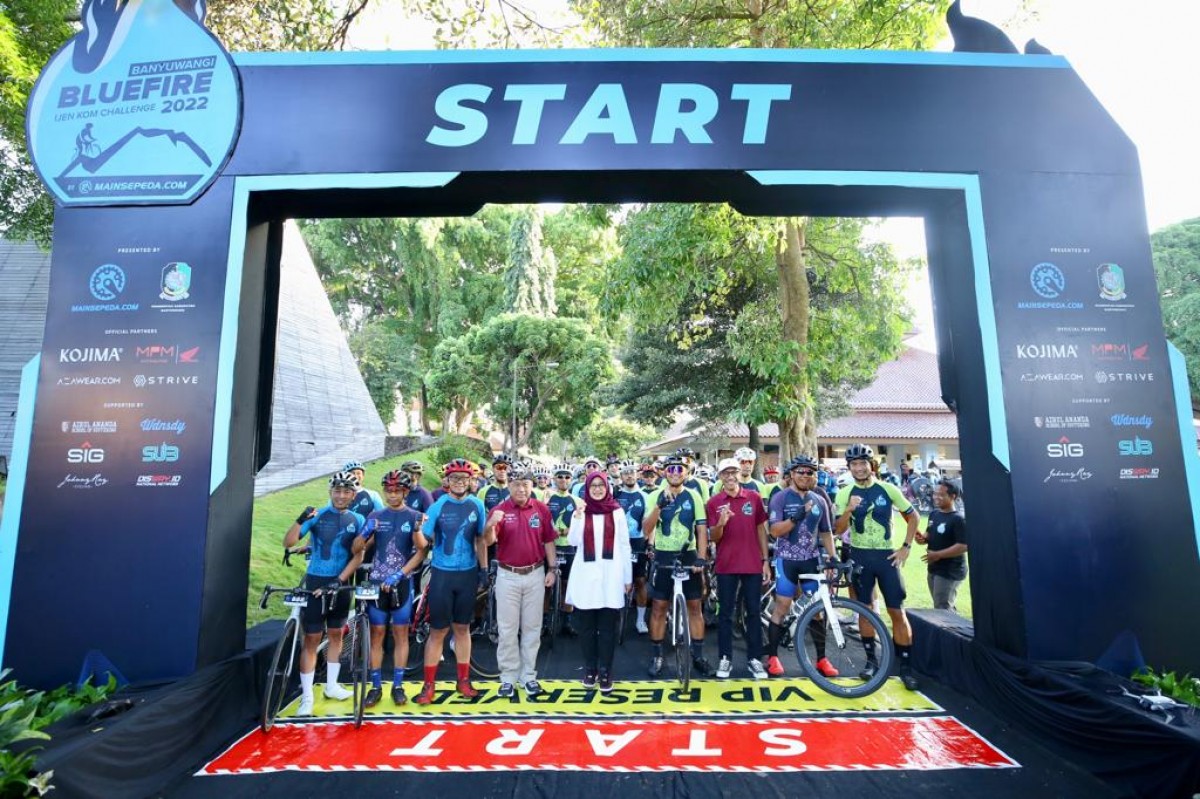 Banyuwangi Ipuk Fiestiandani melepas peserta Banyuwangi Bluefire Ijen KOM Challenge 2022.(Foto: Humas Pemkab Banyuwagi)