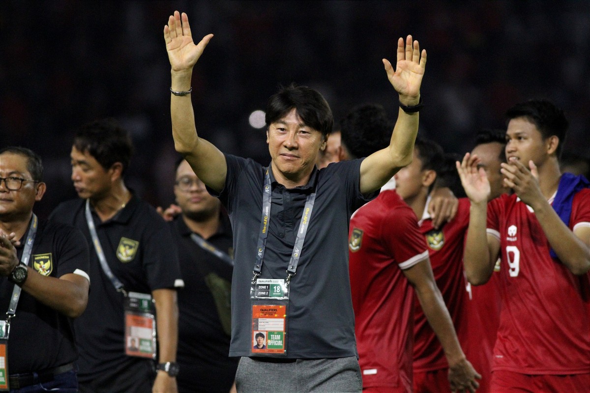 Shin Tae-yong saat berkeliling lapangan menyapa penonton seusai pertandingan Indonesia vs Vietnam (Foto: Sahlul Fahmi/jatimnow.com)