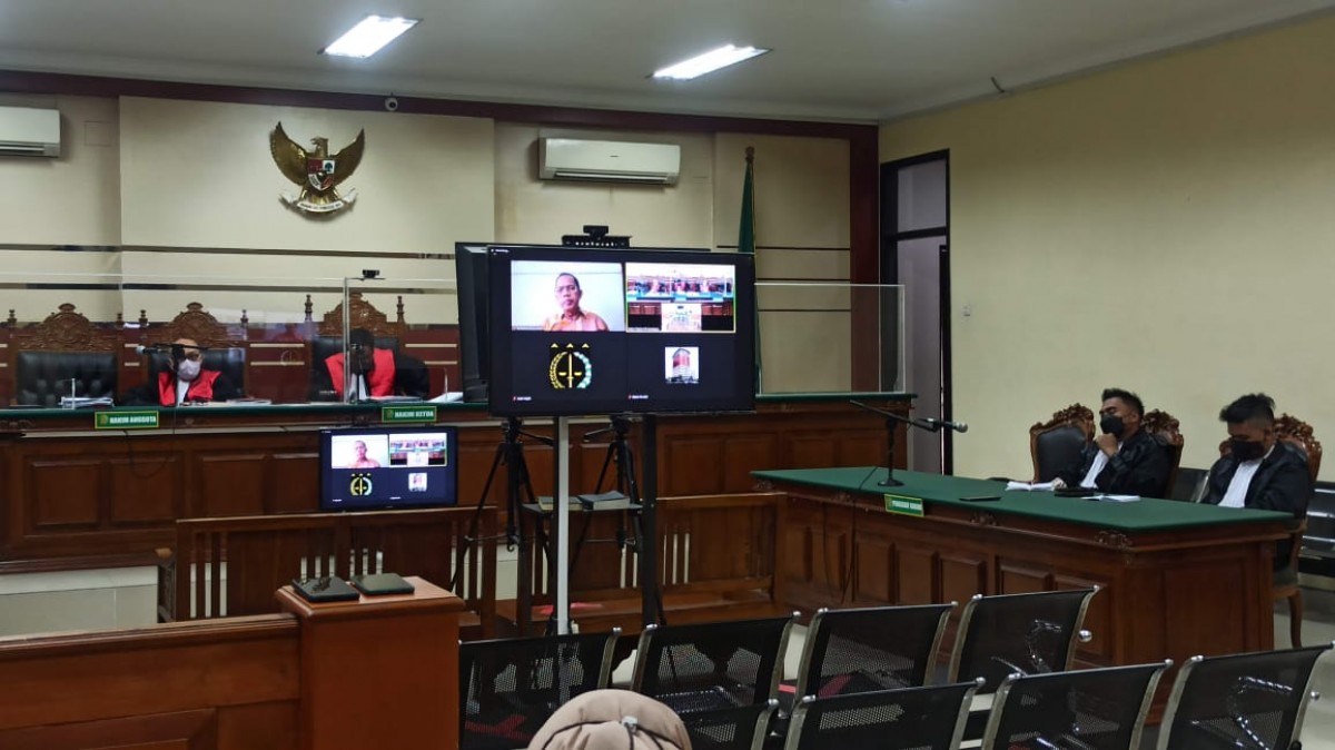 Hakim Itong Isnaeni Hidayat saat menjalani sidang secara teleconference di Pengadilan Tipikor Surabaya. (Foto: Zainul Fajar/jatimnow.com)