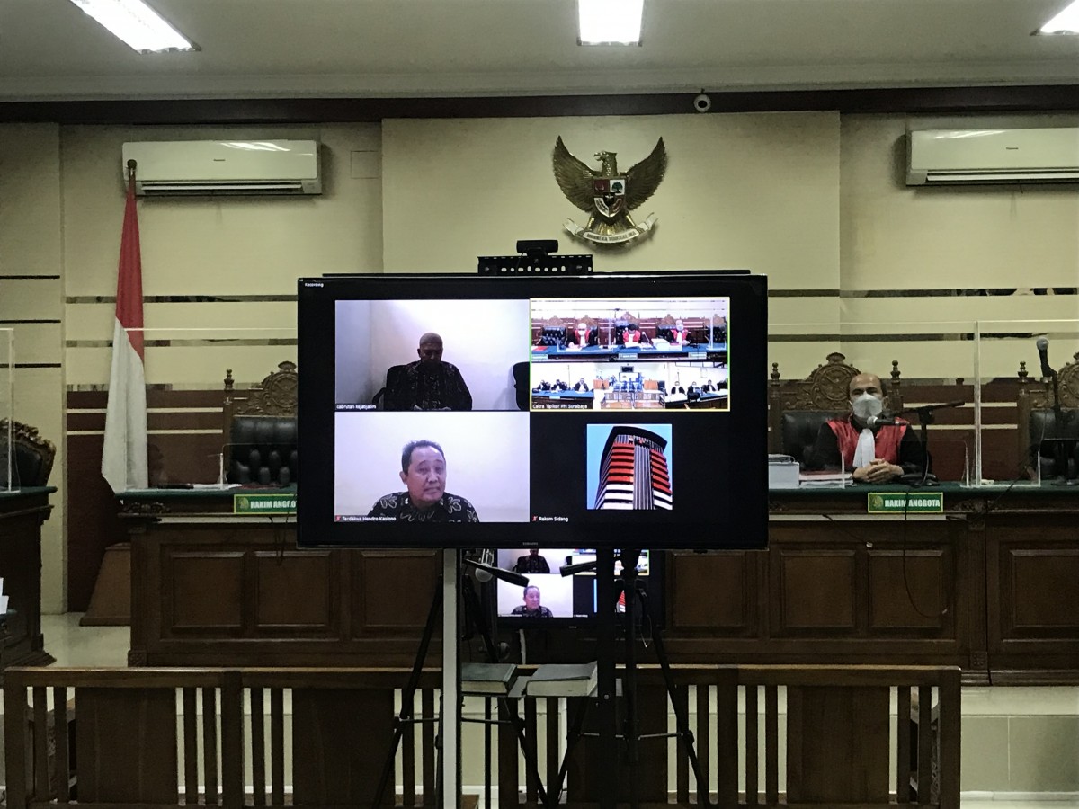 Hamdan dan Hendro Kasiono saat menjalani sidang online di Pengadilan Tipikor Surabaya. (Foto: Zainul Fajar/jatimnow.com)
