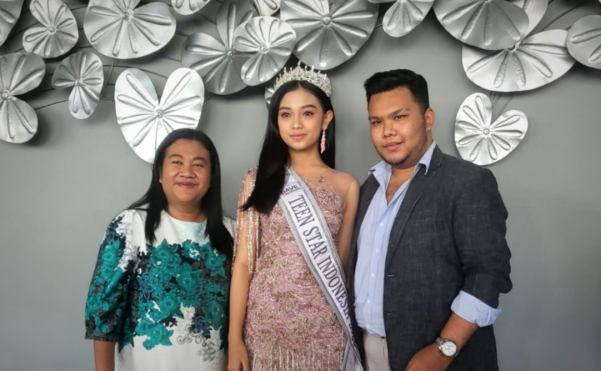Soffia Diffa Novianti diapit Davina Pietrek dan Rifaldoni.(Foto: Dok. pribadi Soffia)