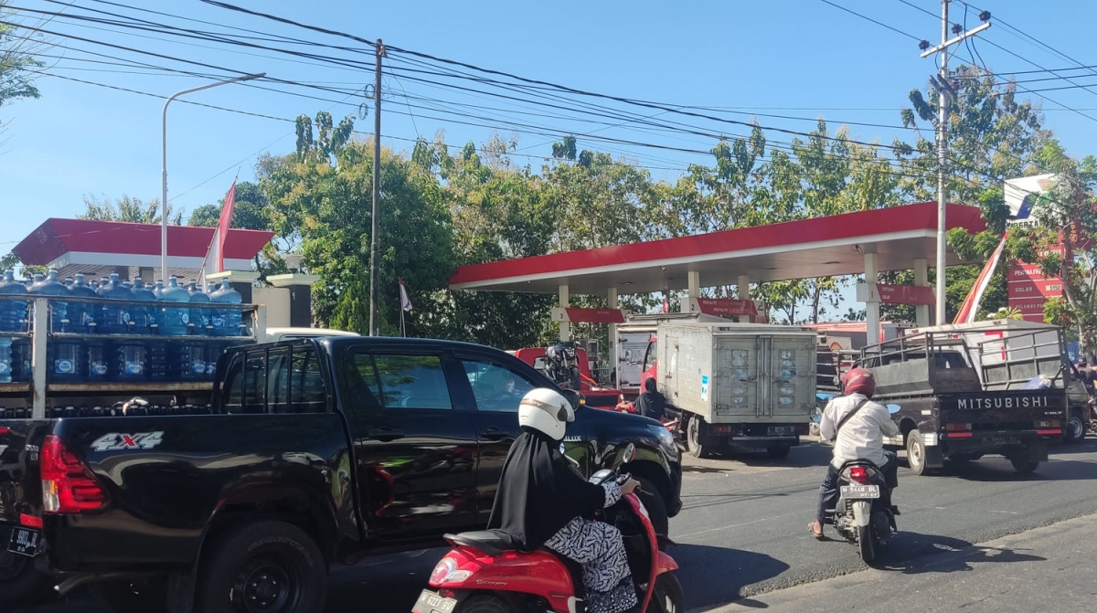 Stok Solar SPBU di Pamekasan Habis, Antrean Kendaraan Menumpuk Sejak Pagi