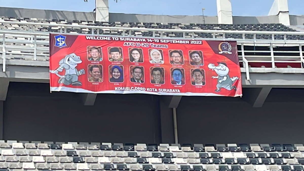 Spanduk DPRD Surabaya di GBT Disorot Netizen: Kick Out Political Footbal