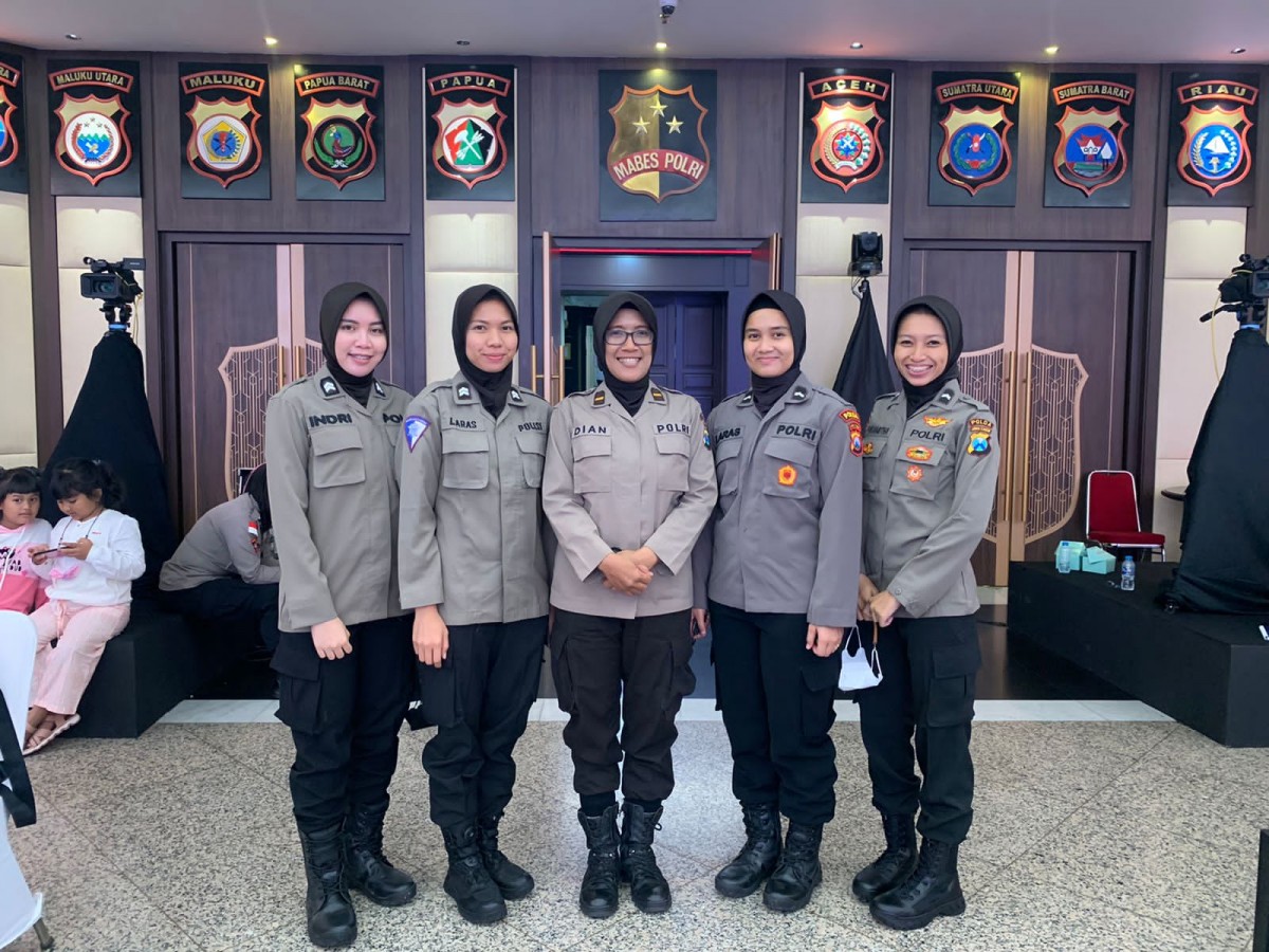 Srikandi Polda Jatim menerima penghargaan dari Kapolri dalam acara puncak HUT Polwan di Jakarta. (Foto: Humas Polda Jatim/jatimnow.com)