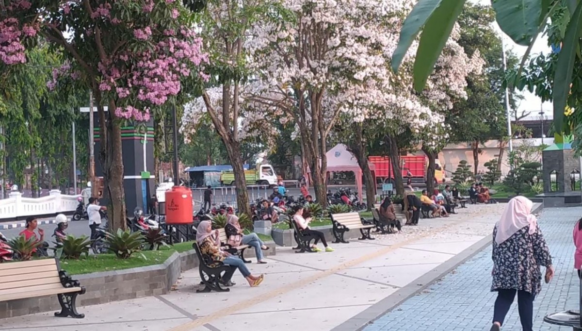 Para pengunjung alun-alun Jombang saat sedang berfoto ria.(Foto: Elok Aprianto)