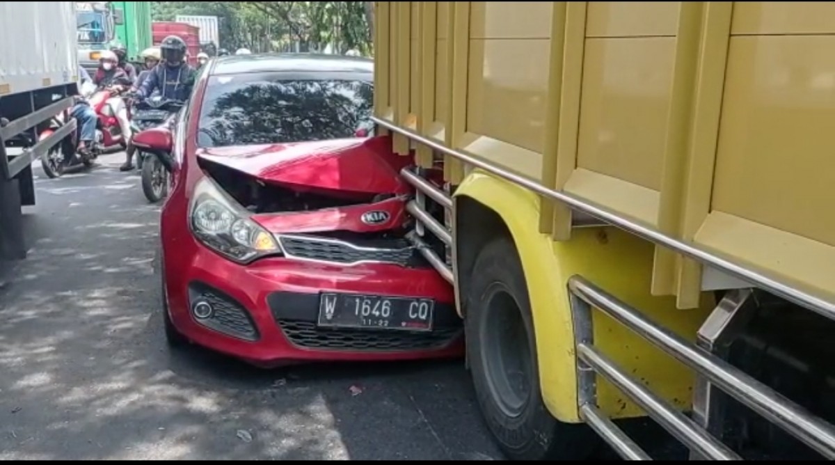 Kondisi salah satu kendaraan usai tabrakan beruntun di Lamongan.(Foto: Adyad Ammy Iffansah/jatimnow.com)