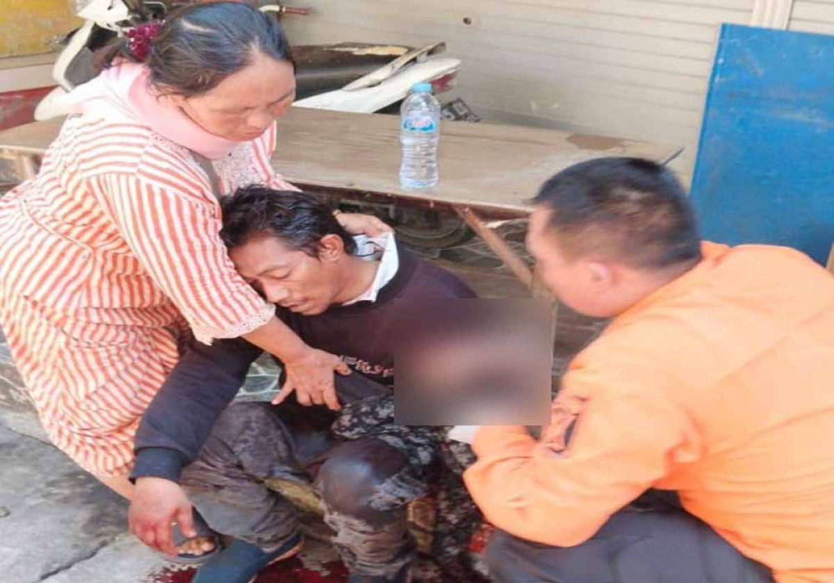 Korban saat mendapat pertolongan dari petugas dan warga. (Foto: BPBD Kota Surabaya for jatimnow.com)