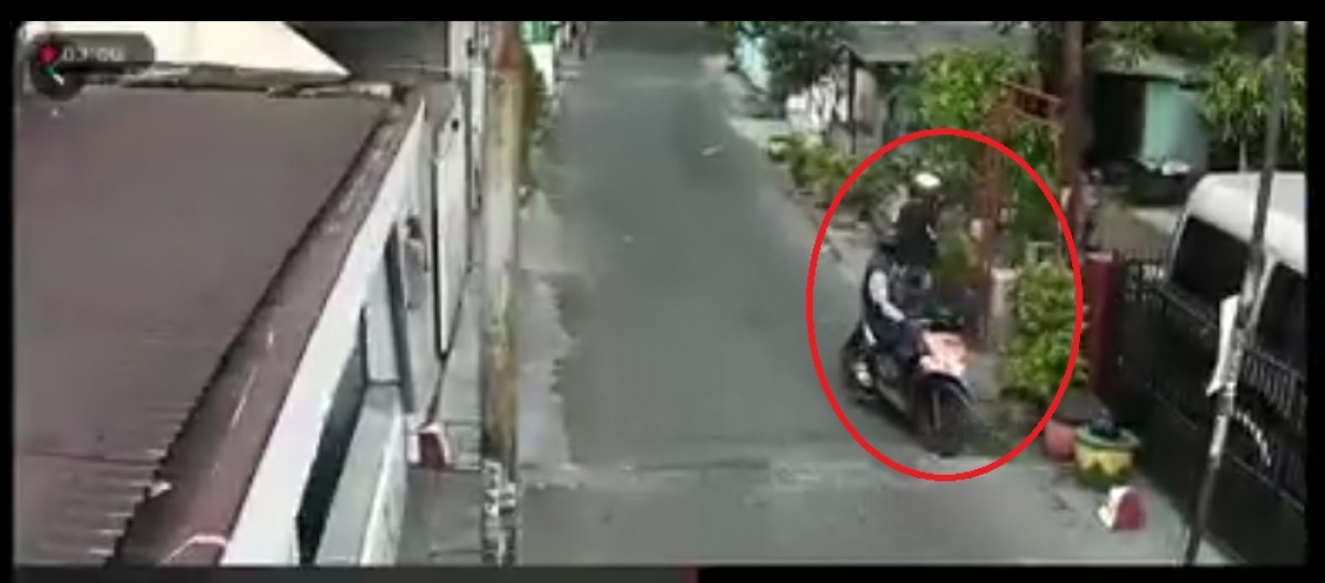 Tangkapan layar saat pelaku mencuri motor milik korban. (Foto: Achmad Supriyadi/jatimnow.com)