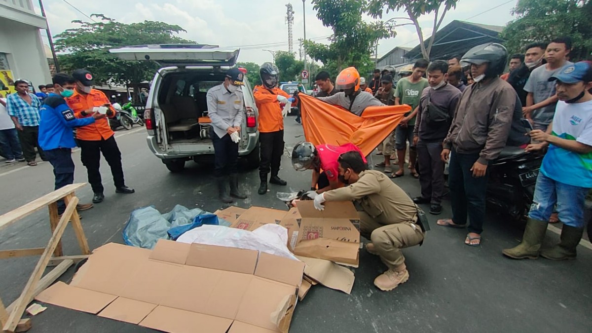 Korban saat dievakuasi petugas.(Foto: BPBD Kota Surabaya/jatimnow.com)