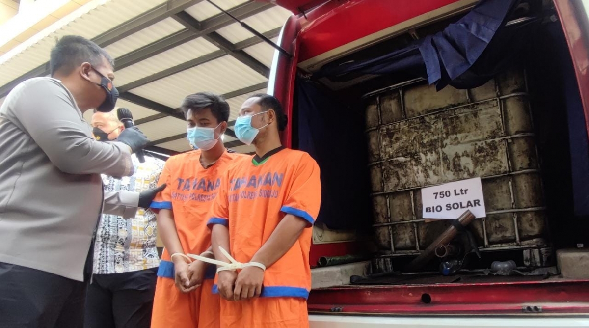 Kedua pelaku penyalahgunaan BBM bersubsidi. (Foto: Zainul Fajar/jatimnow.com)