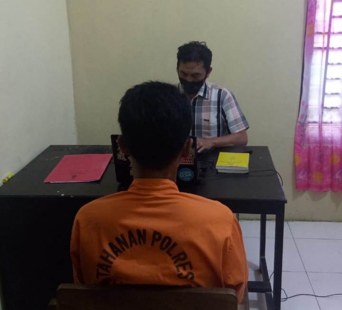 Tersangka judi togel menjalani pemeriksaan yang dilakukan penyidik Polres Sumenep.(Foto: Polres Sumenep)