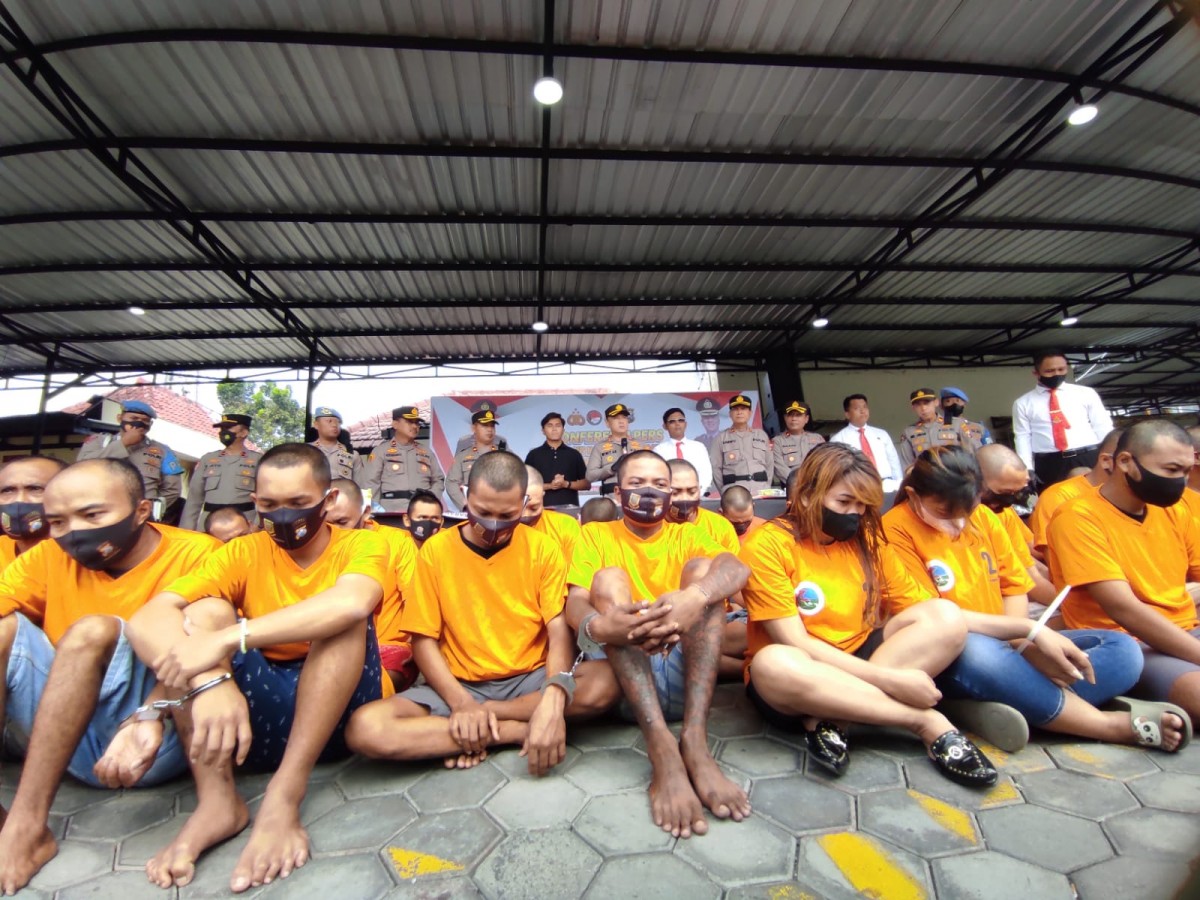 Dua perempuan yang diamankan polisi karena terlibat peredaran Narkoba. (Foto: Achmad Supriyadi/jatimnow.com)