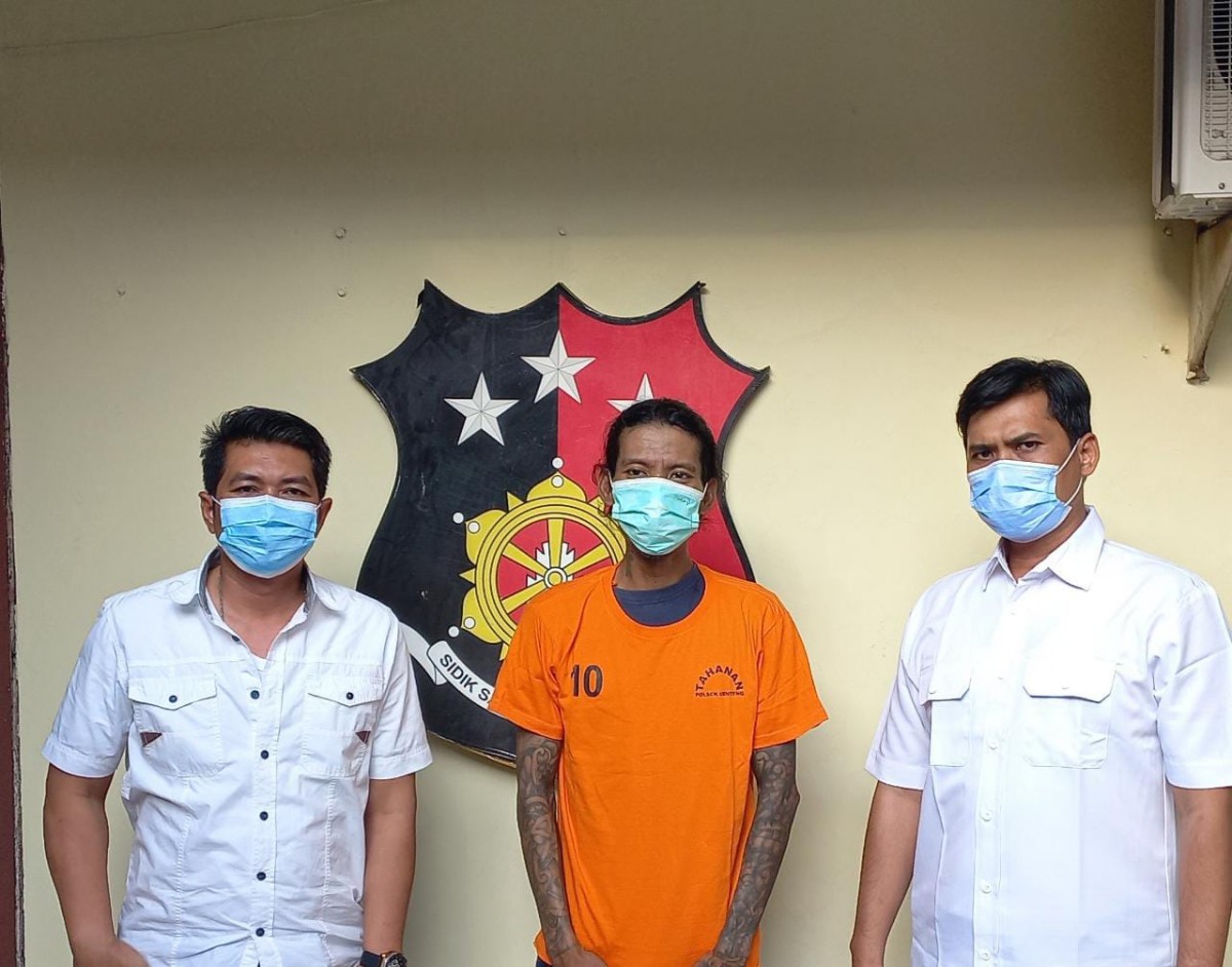 FAP, tersangka narkoba asal Gresik saat diamankan di Polsek Genteng Surabaya.(Goto: Polsek Genteng/jatimnow.com)