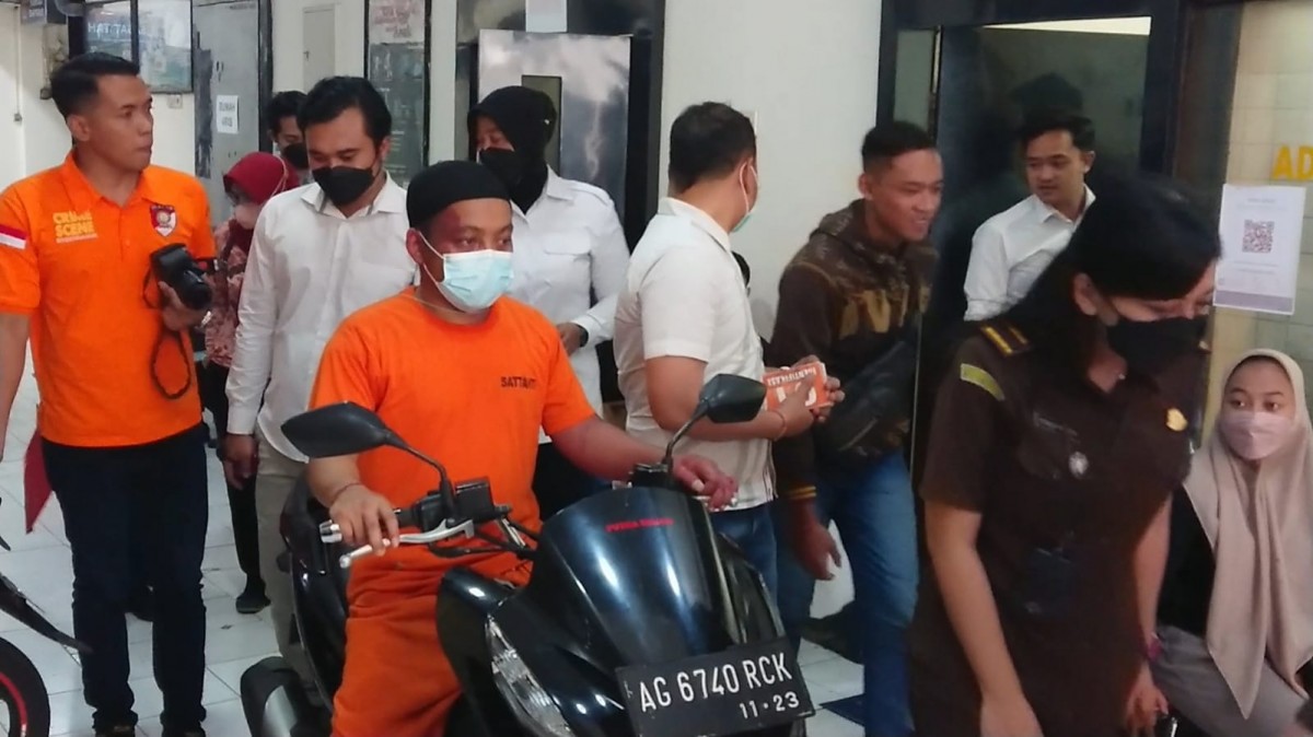 Aris Dwi Bintoro, saat menjalani rekonstruksi di Mapolres Tulungagung. (Foto: Bramanta Pamungkas/jatimnow.com)