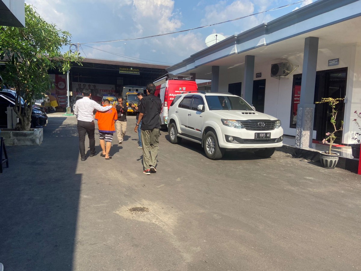 Polisi menggelandang tersangka kasus tewasnya santri Ponpes Darussalam Gontor, Ponorogo. (Foto: Mita Kusuma/jatimnow.com)