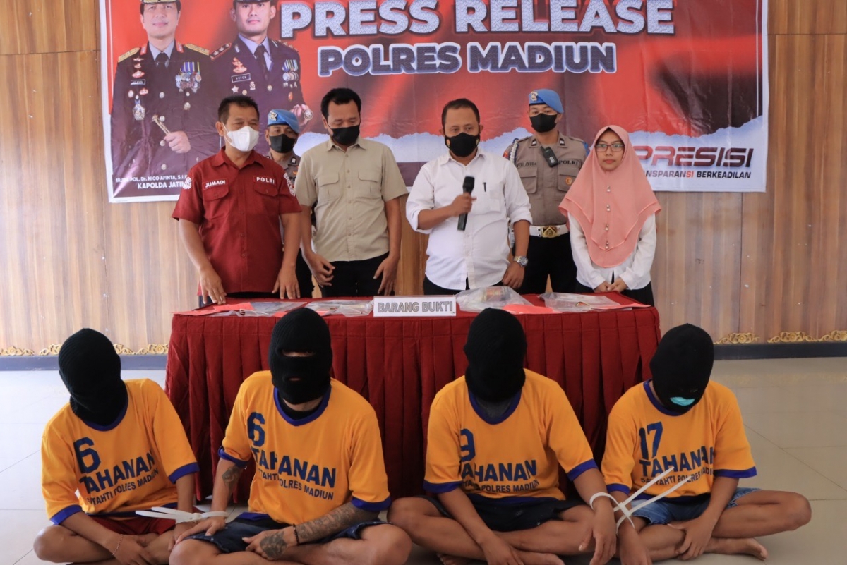 Tersangka sabu (dua dari kanan).(Foto: Humas Polres Madiun)