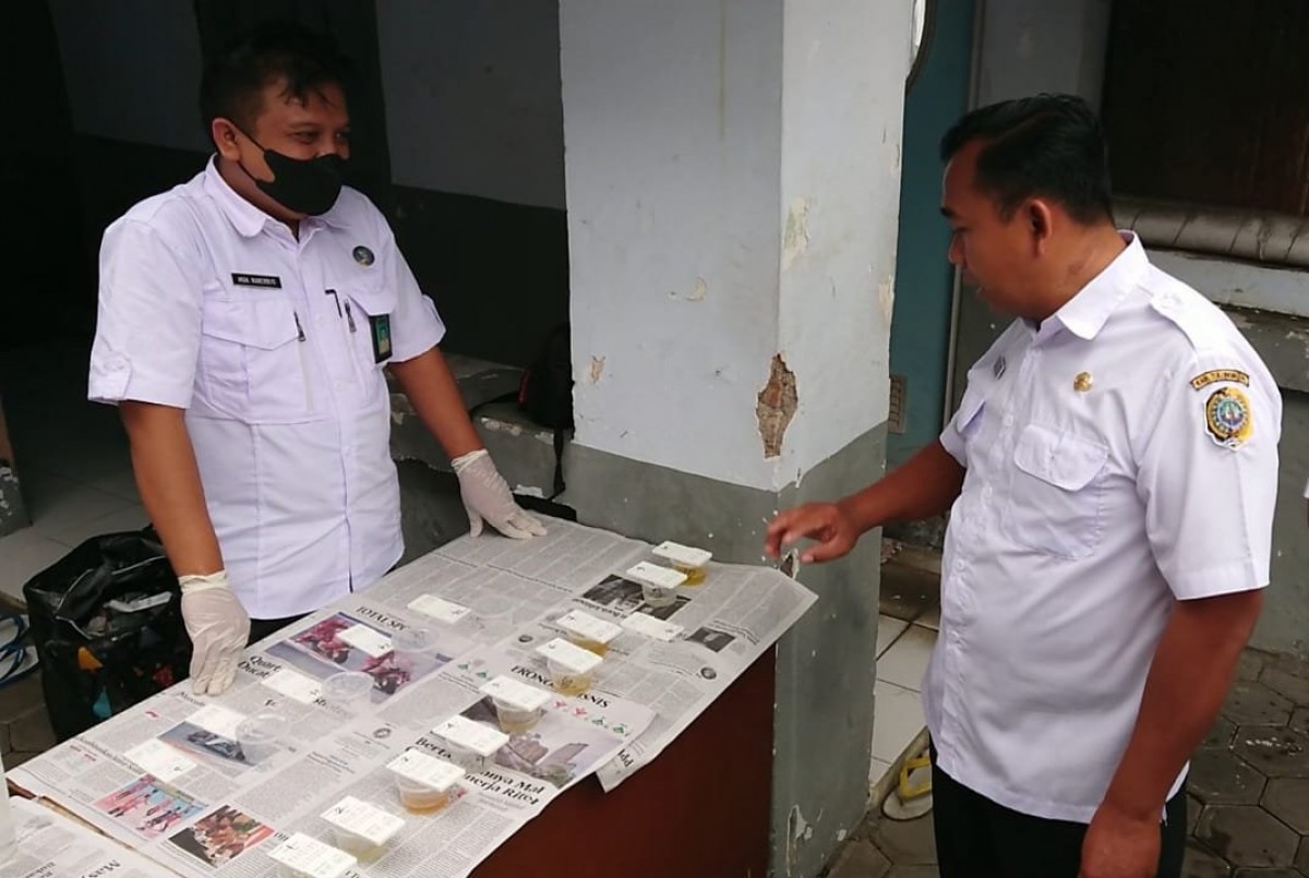 ASN di Kantor Kecamatan Boyolangu saat menjalani tes urine. (Foto: Bramanta Pamungkas/jatimnow.com)