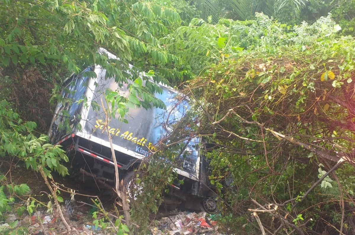 Mobil boks, satu dari tiga kendaraan yang terlibat kecelakaan masuk jurang (Foto-foto: Humas Polres Sumenep)