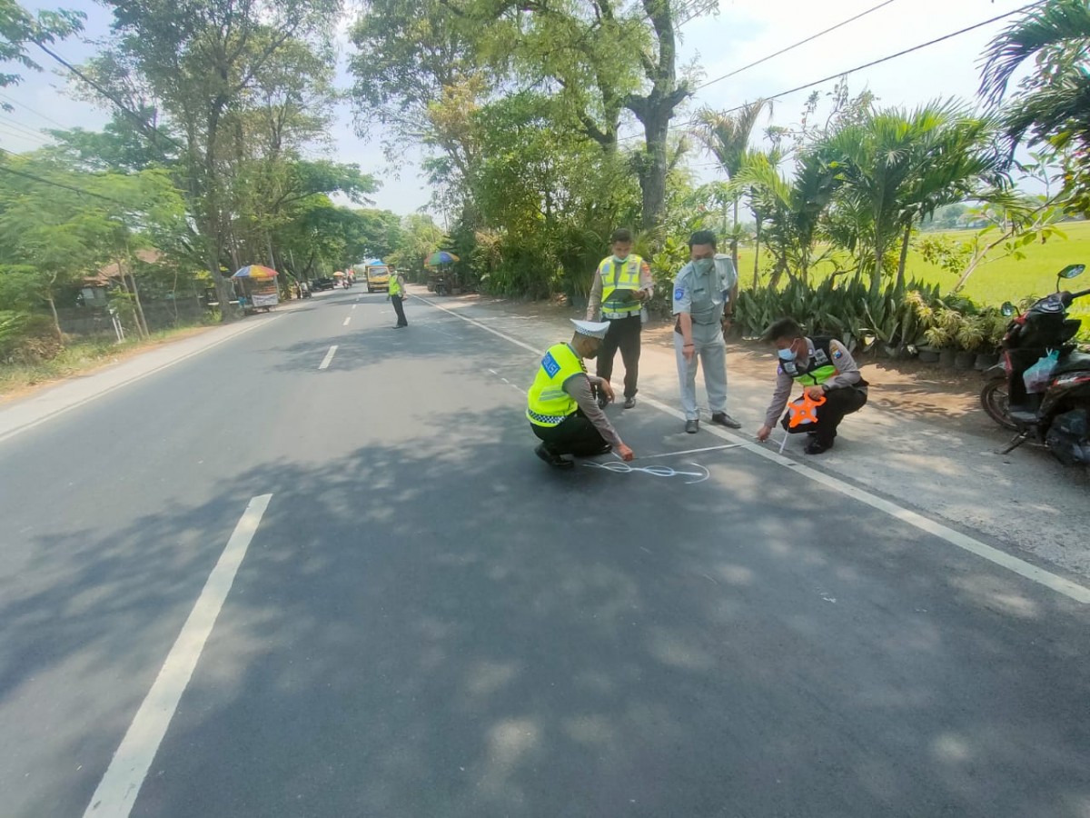 TKP emak-emak meninggal.(Foto: Unit Laka Polres Pasuruan)
