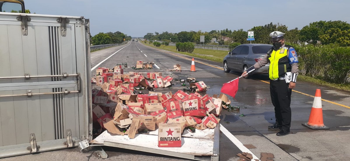 Truk box bermuatan bir yang mengalami laka tunggal di tol Jombang-Mojokerto. (Foto: PJR Polda Jatim)