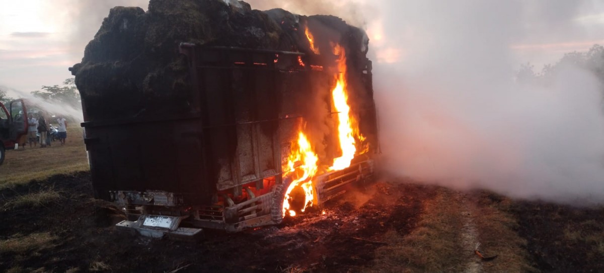 Truk bermuatan tembakau terbakar habis di Lapangan Bulai, Kecamatan Galis, Pamekasan. (Foto: Deddy for jatimnow.com)