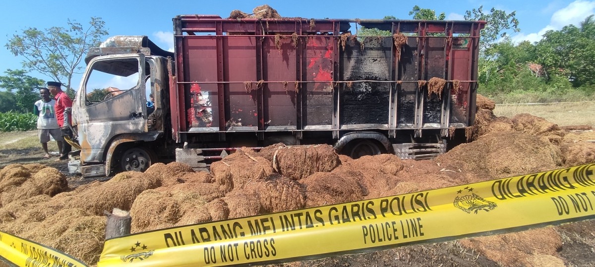 Kondisi truk yang dibakar massa di Pamekasan. (Foto: Fathor Rahman/jatimnow.com)