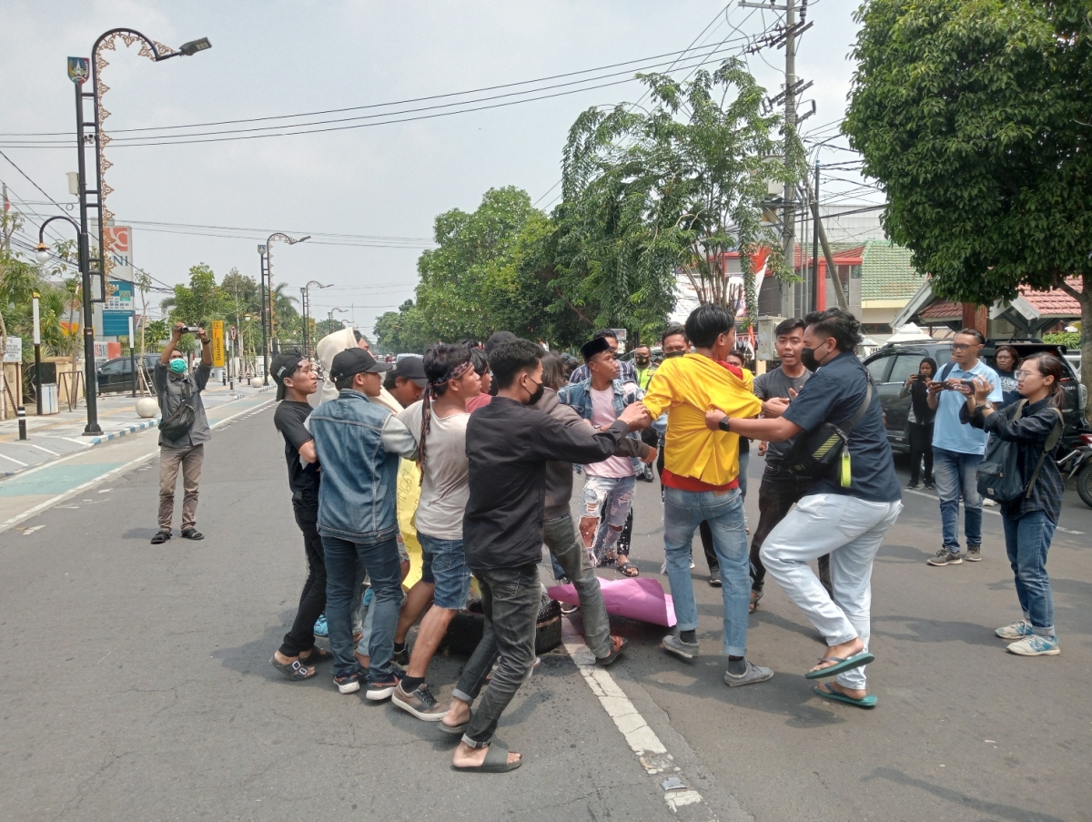 Unjuk Rasa Segelintir Mahasiswa di Jombang Dibubarkan Paksa Polisi