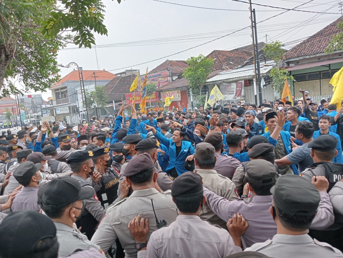 Mahasiswa saat berusaha masuk ke Kantor DPRD Jombang namun dihadang aparat keamanan.(Foto: Elok Aprianto)   