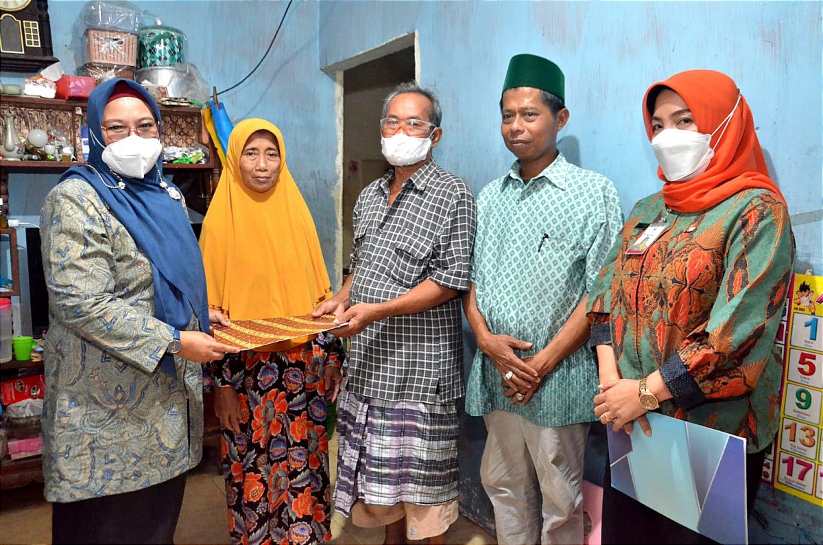 Wakil Bupati Gresik, Aminatun Habibah (kiri) dan Kepala Dinsos (kanan) saat memberikan tali asih kepada keluarga penyandang disabilitas (Foto: Humas Pemkab Gresik/jatimnow.com)
