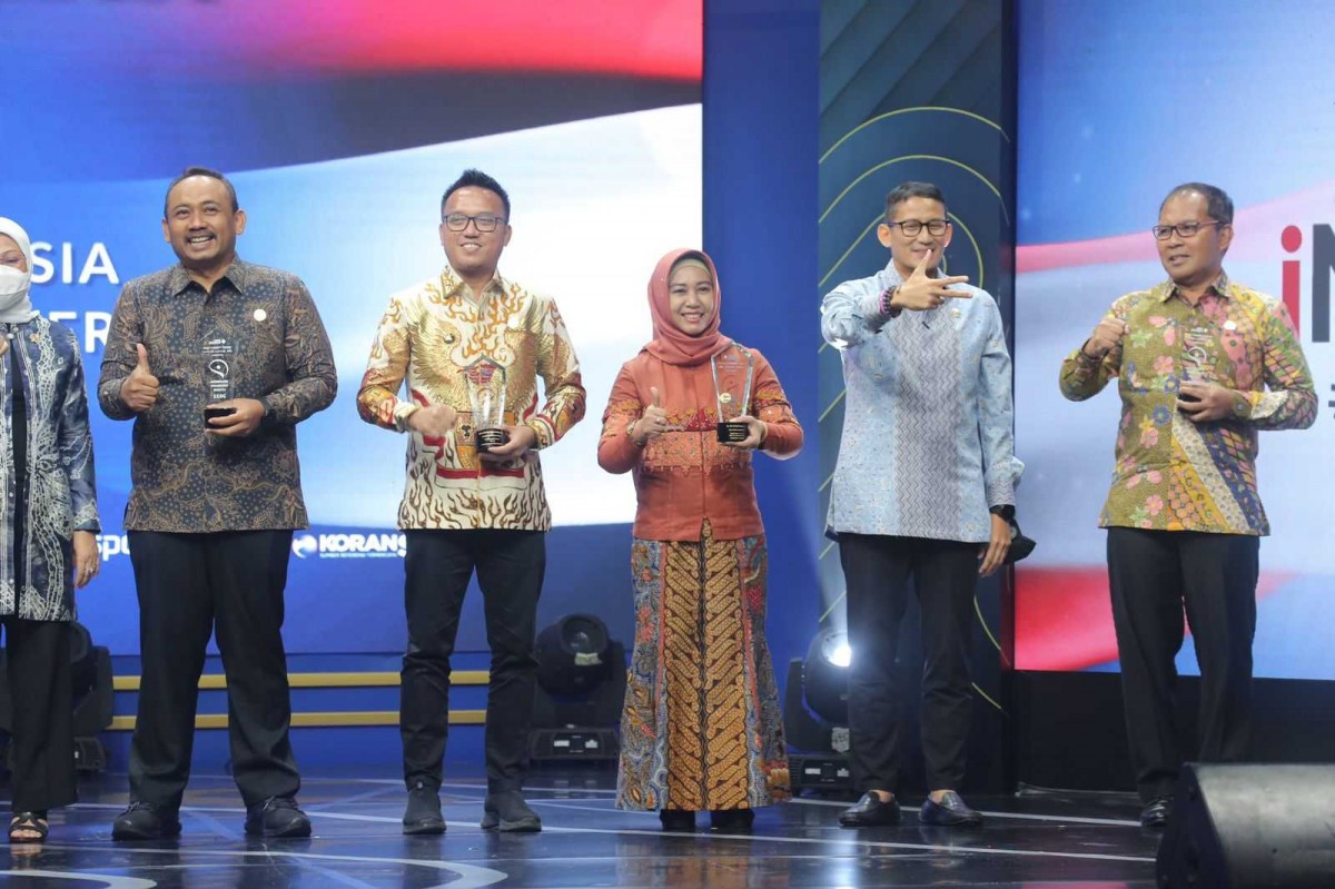 Wali Kota Mojokerto Ika Puspitasari saat menerima penghargaan.(Foto: Fauzan for jatimnow.com)