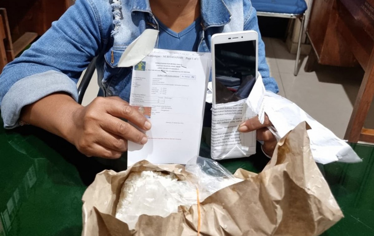 Wanita asal Surabaya yang kedapatan hendak menyelundupkan handphone ke Lapas Klas IIA Sidoarjo (Foto: Humas Kemenkumham Jatim)