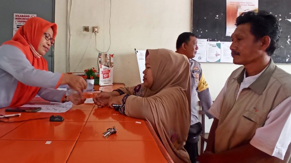 Mufrotin usai mengambil undangan pencairan BLT BBM di Kantor Pos. (Foto: Elok Apriyanto/jatimnow.com)