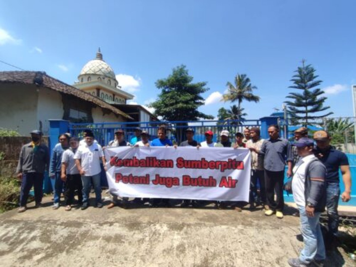 Warga dan petani saat segel tandon Simpar.(Foto: Mulyono to jatimnow.com)