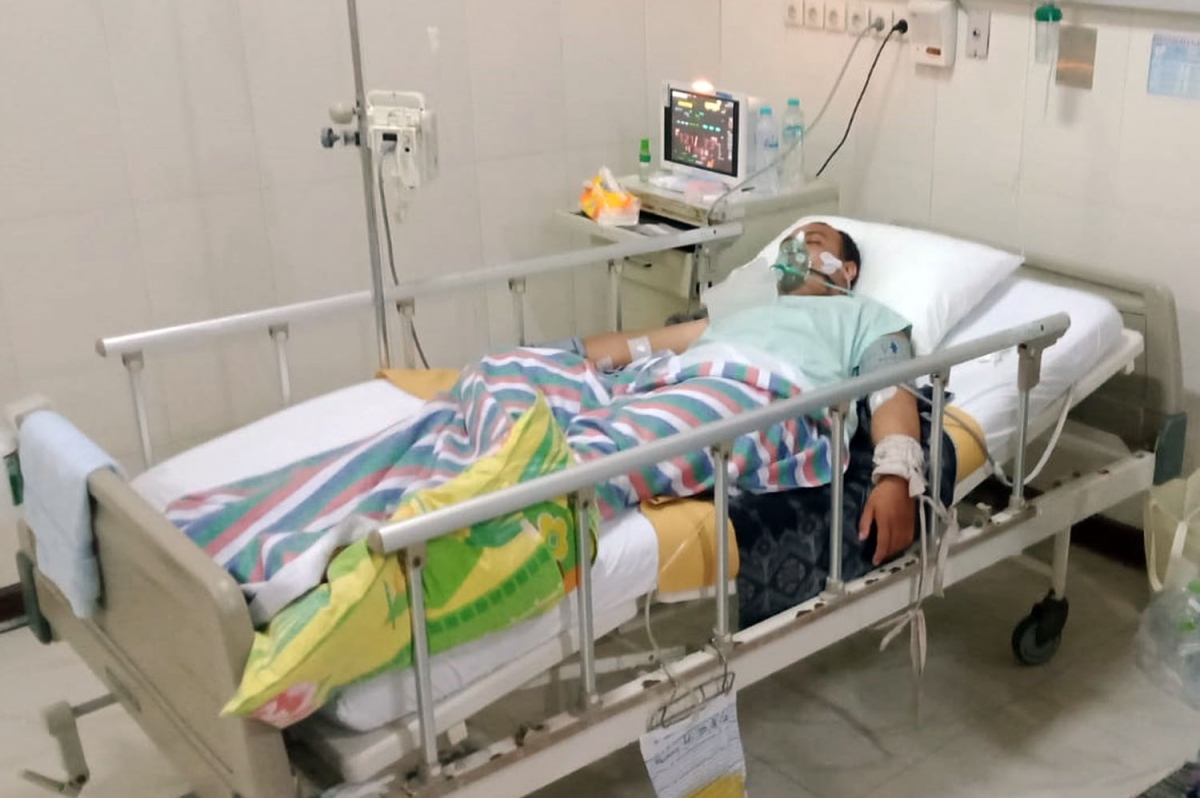 Wartawan di Pasuruan yang diduga keracunan saat dirawat di RS Saiful Anwar Malang (Foto: Moch Rois/jatimnow.com)