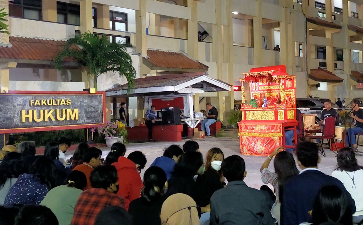 Pertunjukan Wayang Potehi dari Gudo, Jombang di Lapangan Fakultas Hukum Untag Surabaya (Foto-foto: Fahrizal Tito/jatimnow.com)