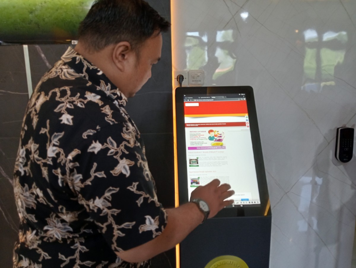 Mohammad Rinduwansyah, Humas PN Jombang saat menunjukkan website resmi PN Jombang yang baru. (Foto: Elok Aprianto/jatimnow.com)