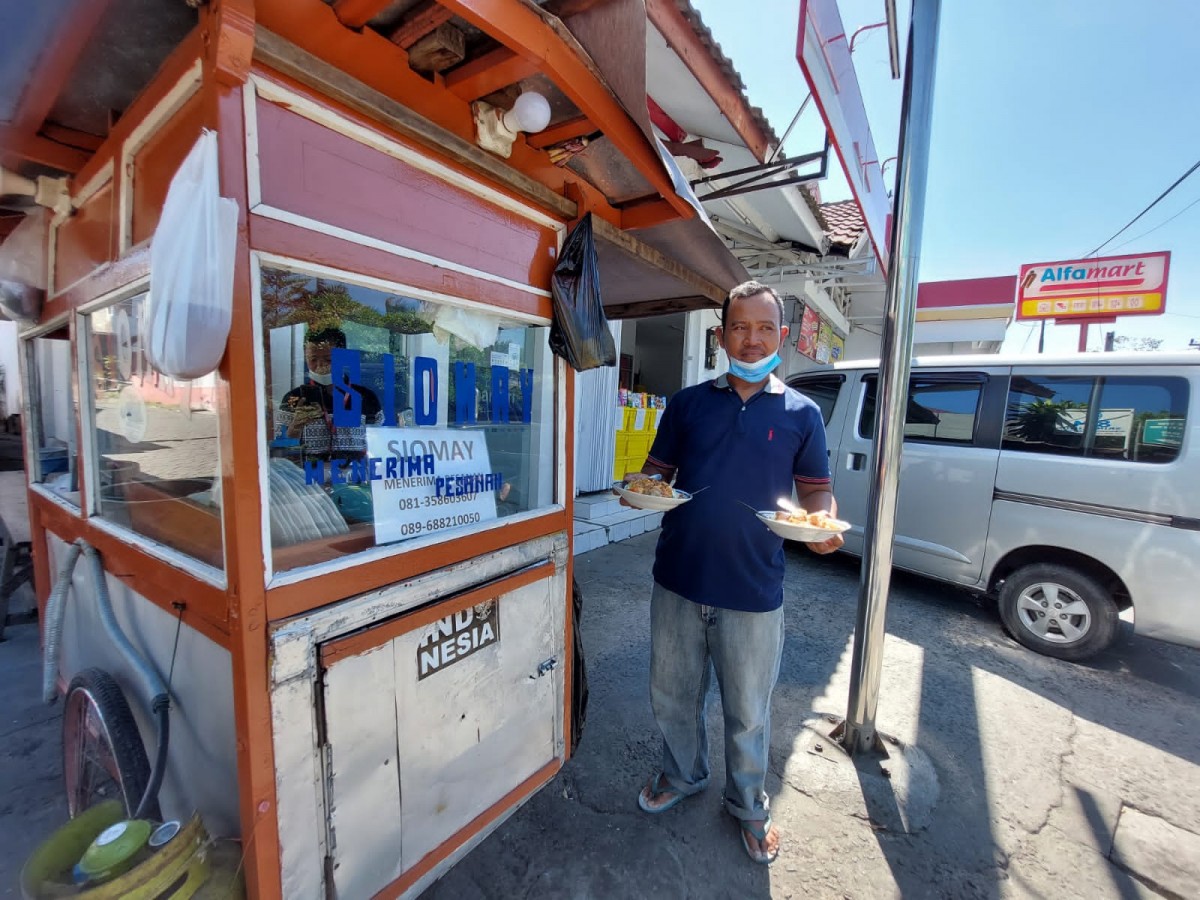 Rasun, berjualan siomay di halaman Alfamart Jalan Jawa, Gresik (Foto-foto: Ame for jatimnow.com)