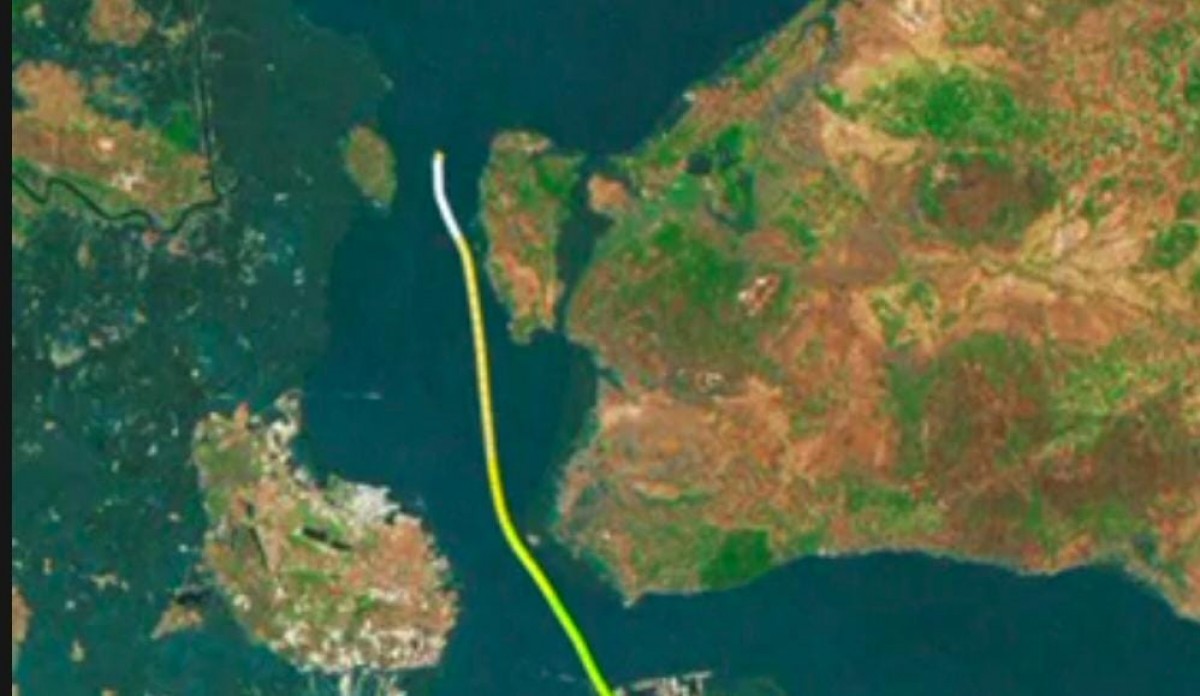 Diduga titik jatuhnya pesawat latih TNI AL di Selat Madura, sebelah timur Gresik