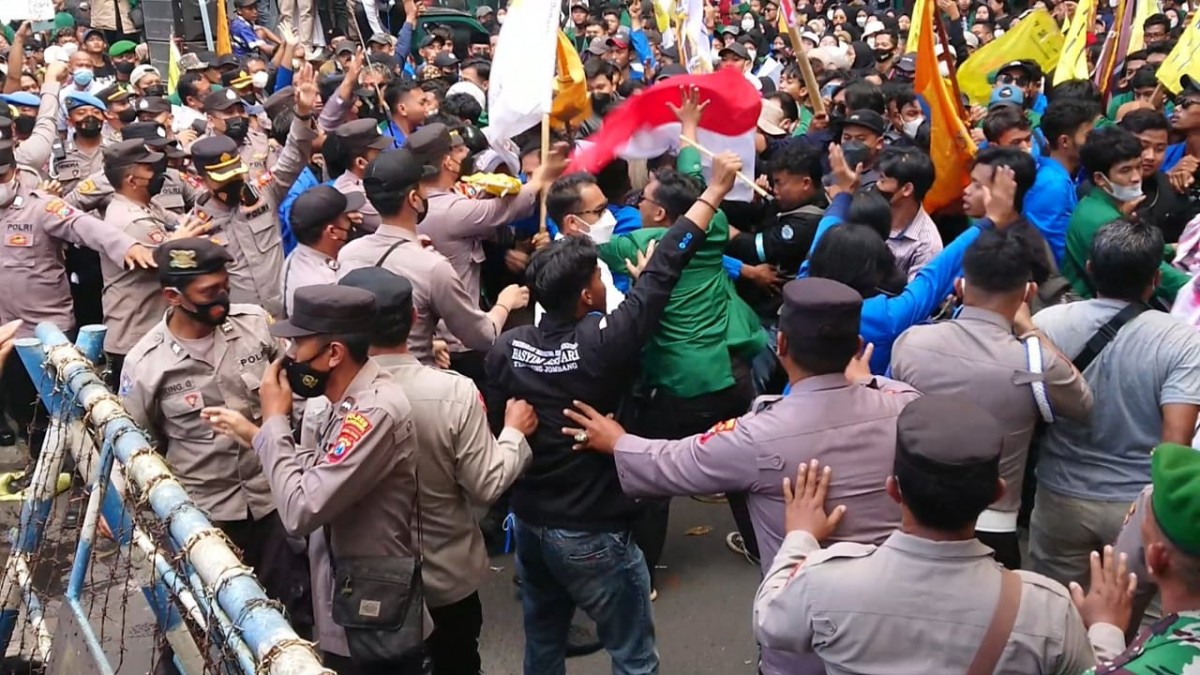 Mahasiswa saat terlibat aksi dorong dengan polisi di Tulungagung (Foto: Bramanta Pamungkas/jatimnow.com)