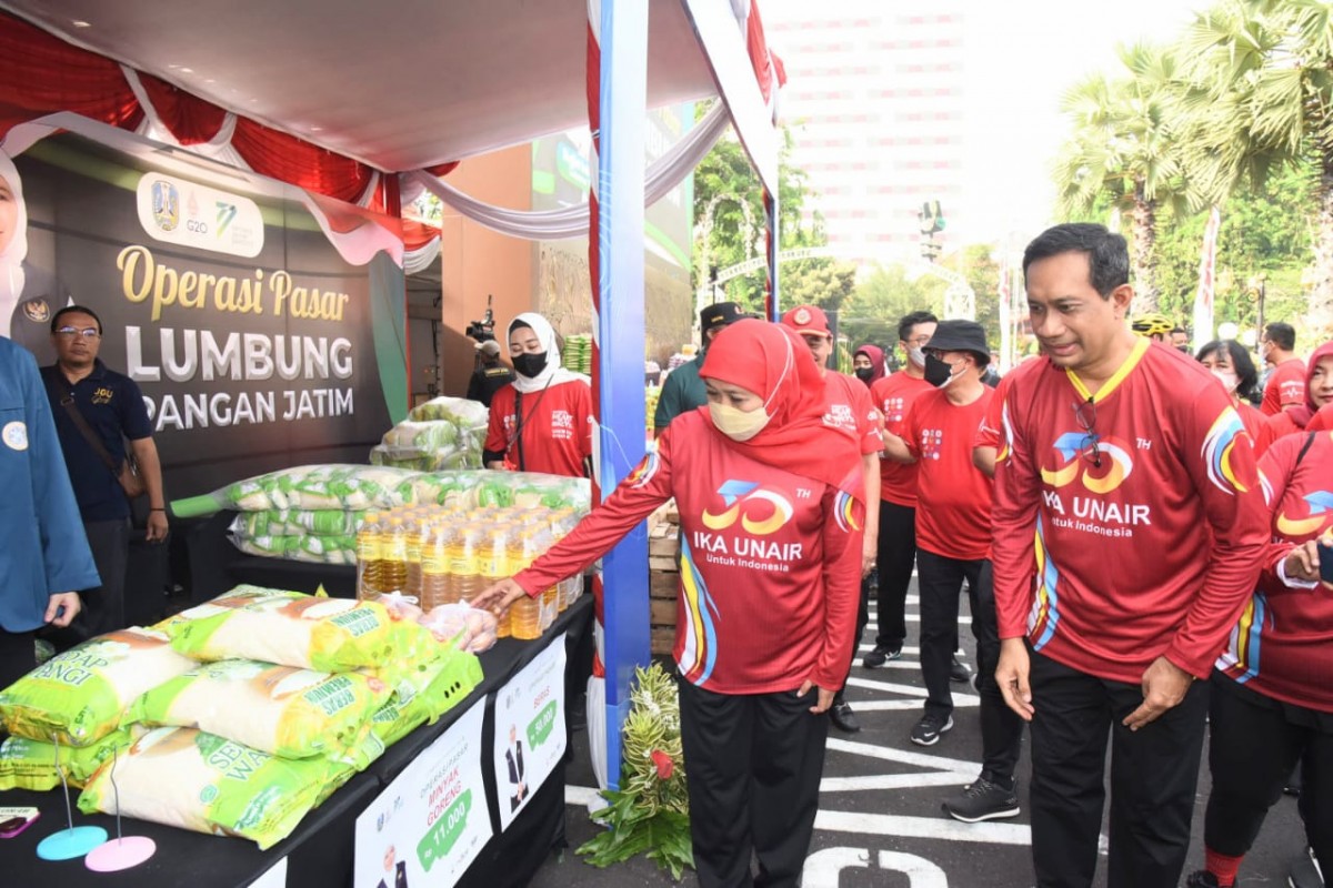 Khofifah Berangkatkan Puluhan Truk untuk Operasi Pasar Lumbung Pangan Jatim